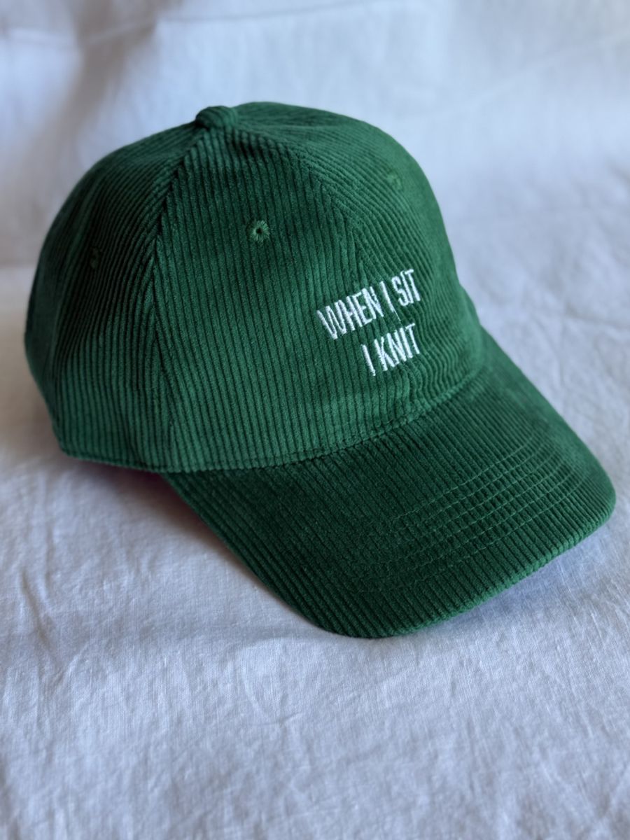 Caps i kordfløyel - when I sit I knit, grønn