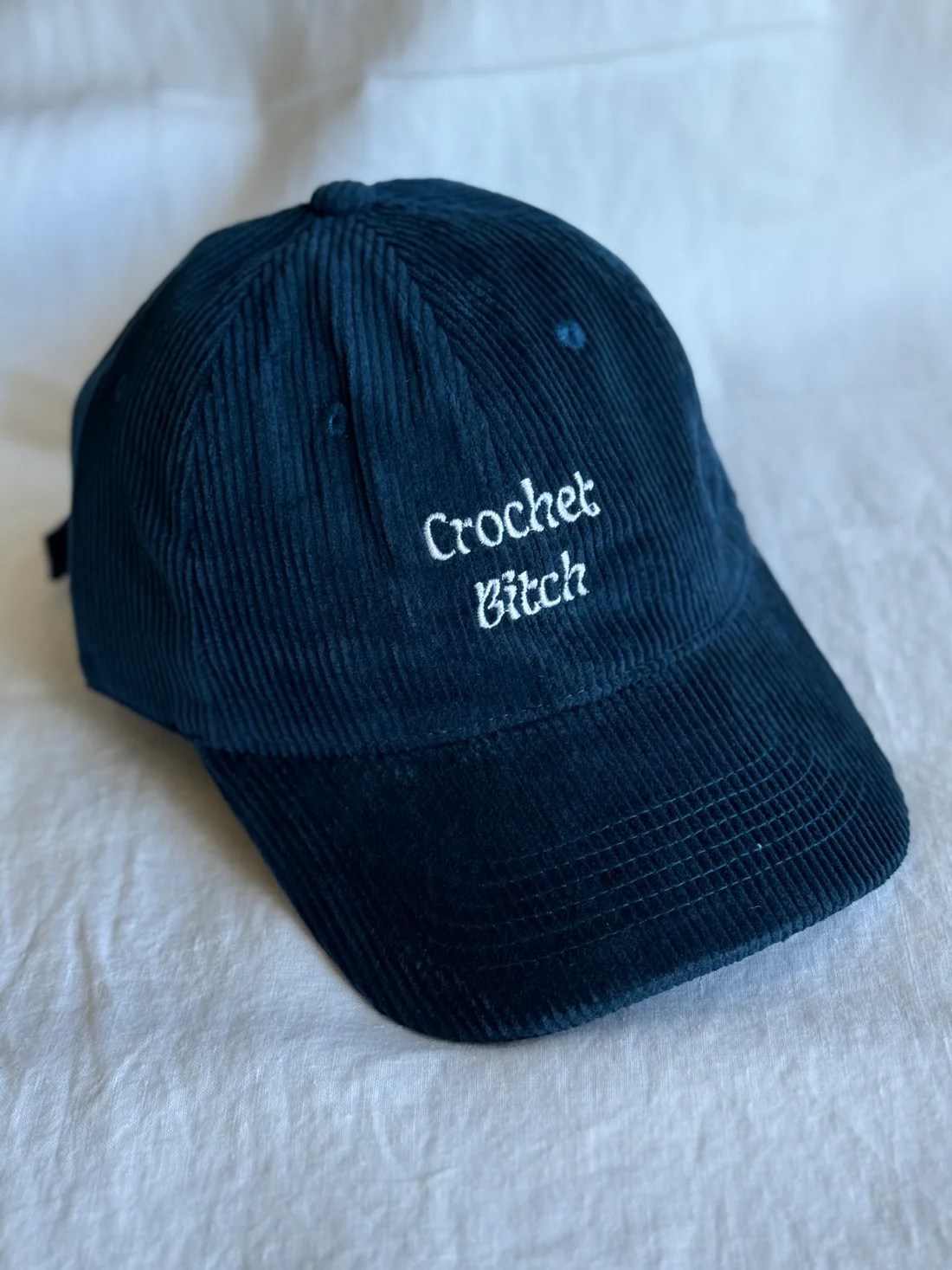 Caps i kordfløyel - crochet bitch, mørk blå