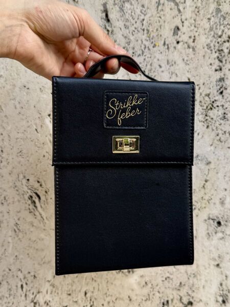 Strikkefeber: rundpinneetui, enkel - sort