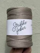 2 Mere snor - beigeish