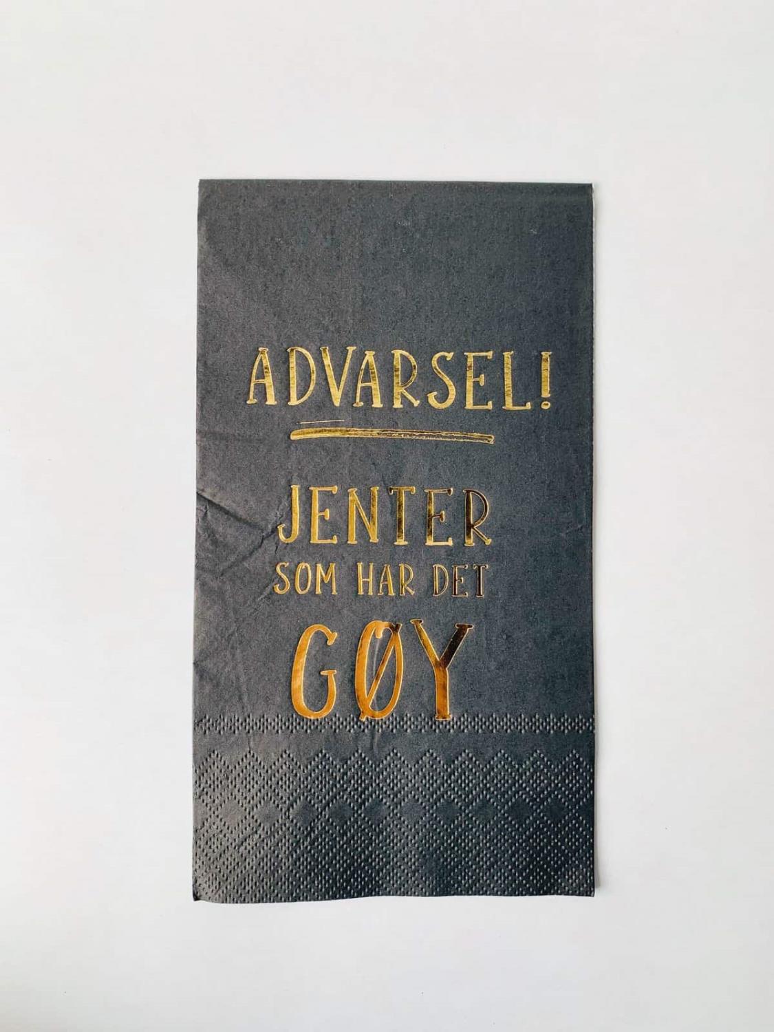 Serviett «Advarsel! Jenter Som Har Det Gøy» 33×40 Cm Sort
