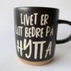 Krus med tekst H 9,5 Cm «Livet På Hytta»