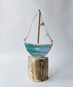 Båt På Pidestall H 30 Cm