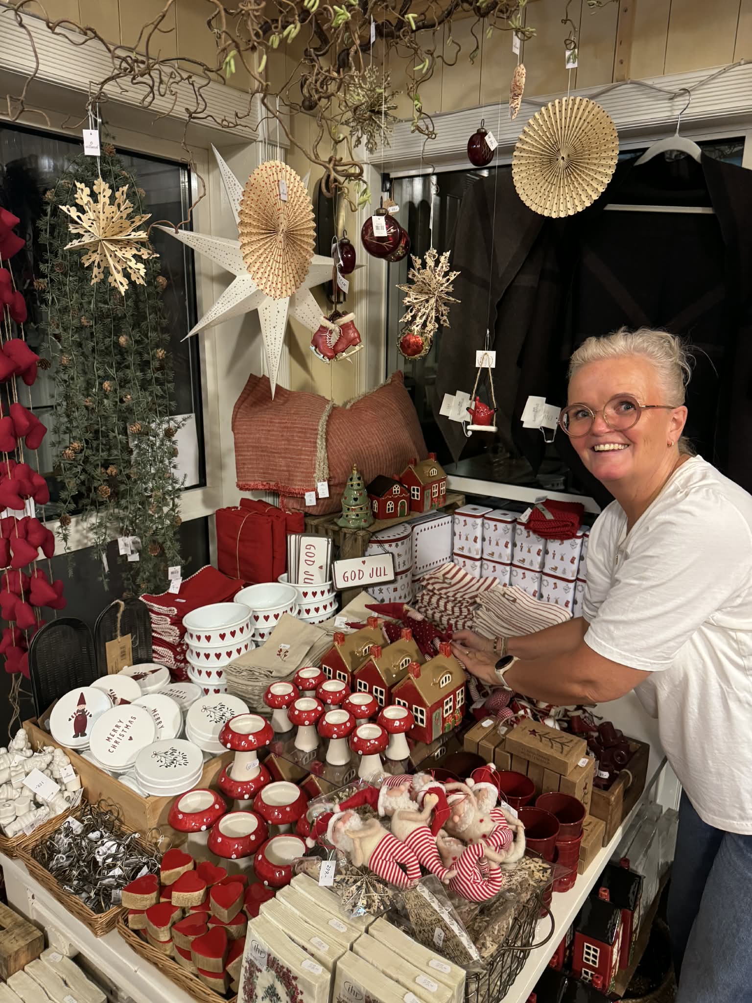 Anne forklarer hvorfor velge oss, viser her at vi er en helårsbutikk du kan stole på
