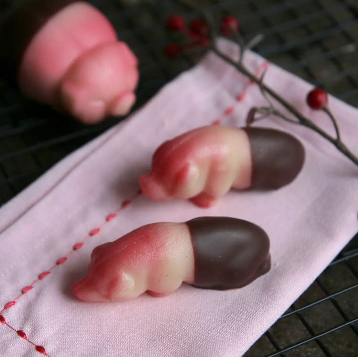 Marsipancompagniet Grisunge med sjokolade