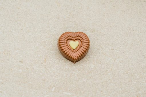 Hjerte med hvit hjerte melkesjokolade