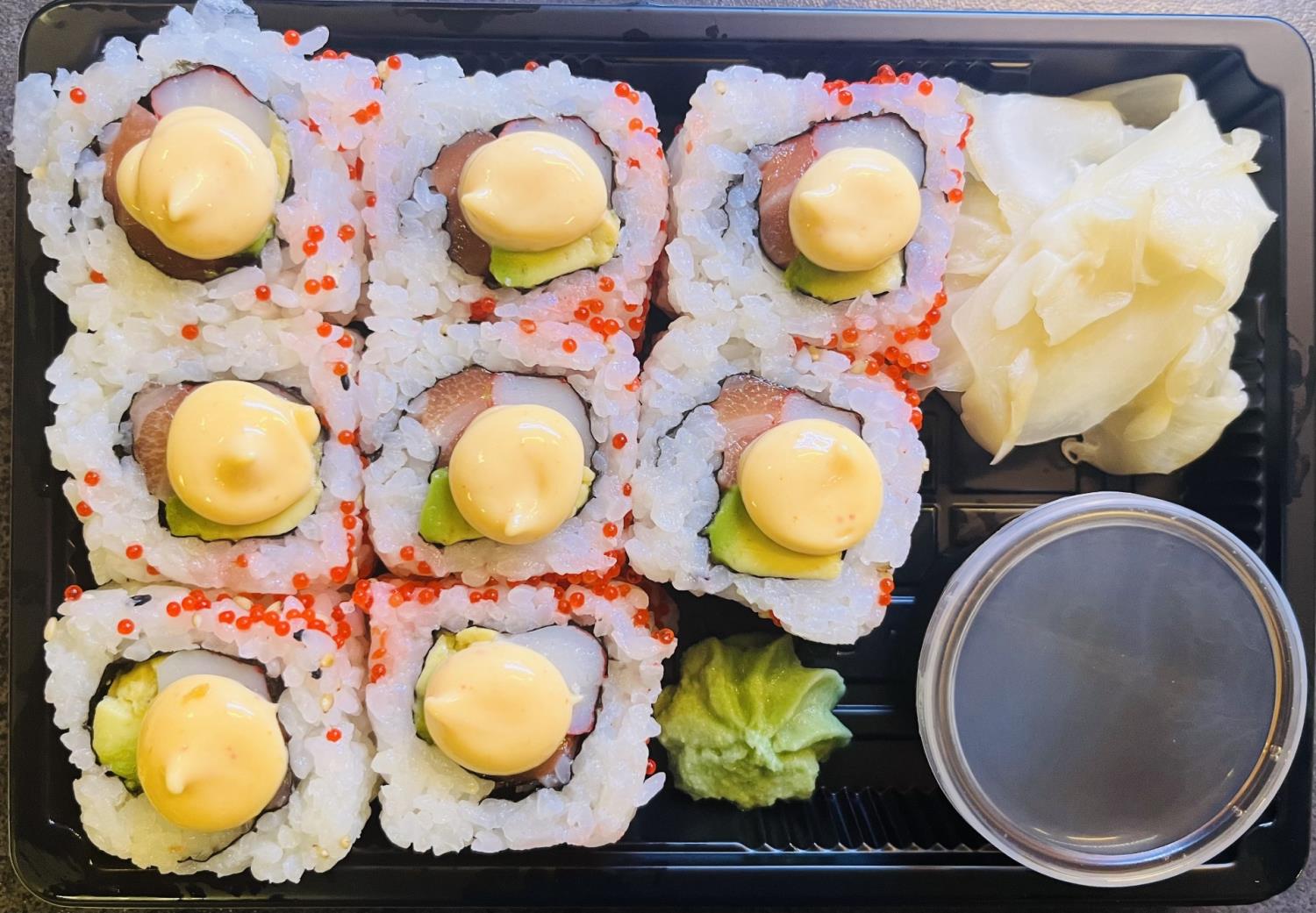 13a. California rolls: Crabstick, laks, avokado med masago og chilimajones.