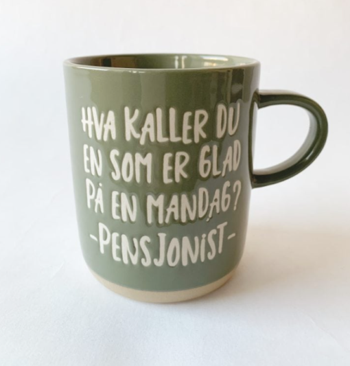 Trend design krus "Hva kaller man en som er glad på en mandag? Pensjonist"