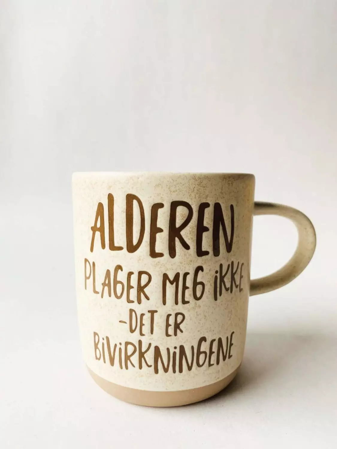 Trend Design Krus h 9,5 cm «Alderen plager meg ikke»