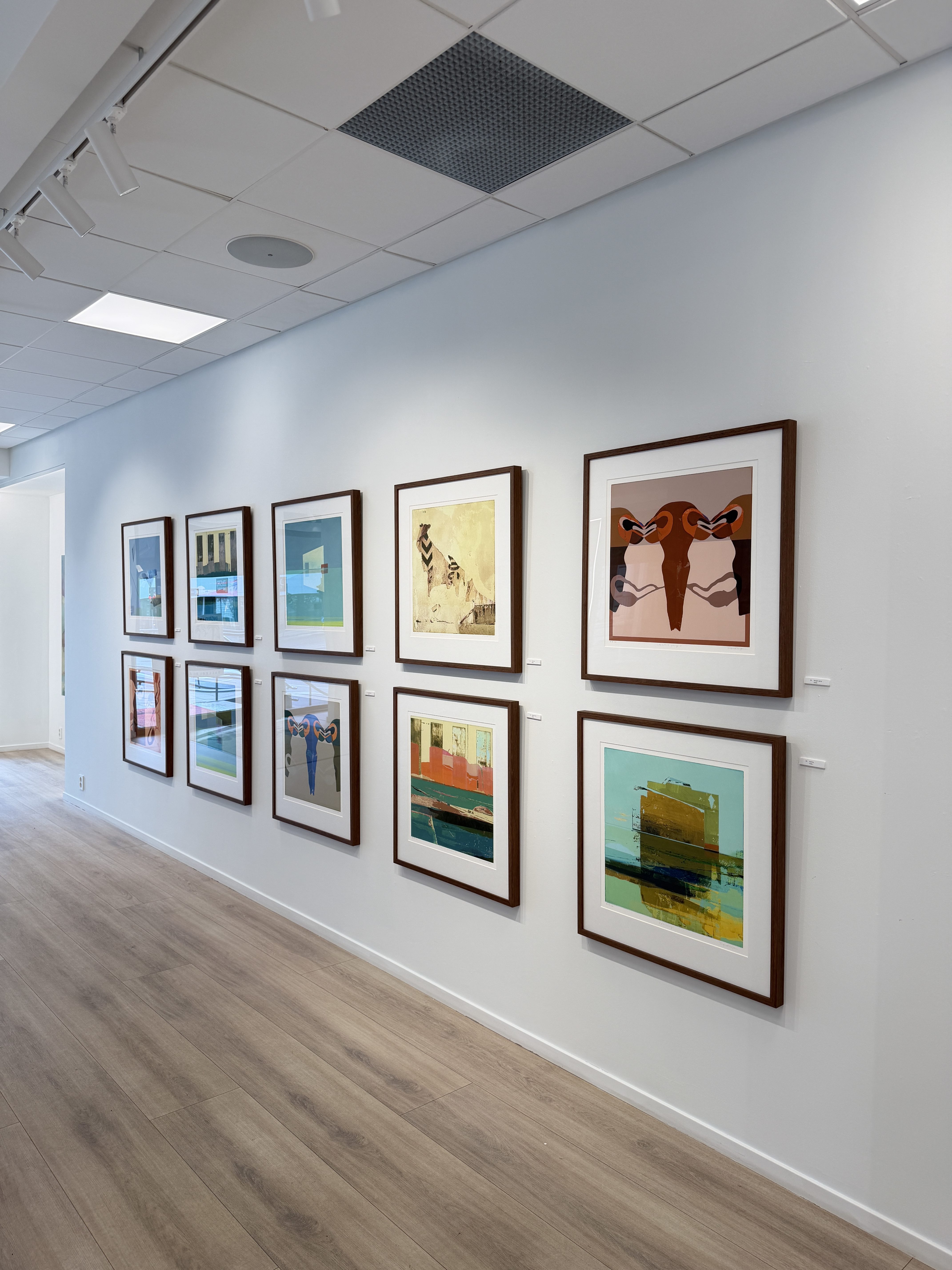 Utstillingsvegg med ti innrammede verk i Galleri BI-Z under utstillingen med Ingrid Lilja og Terje Risberg.