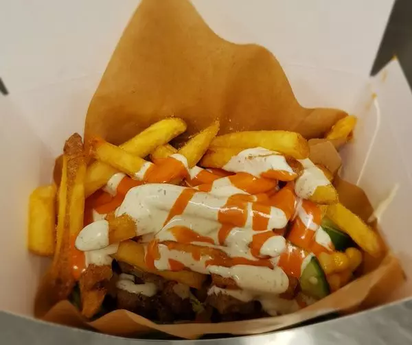 Kebab i pita med pommes frites på toppen