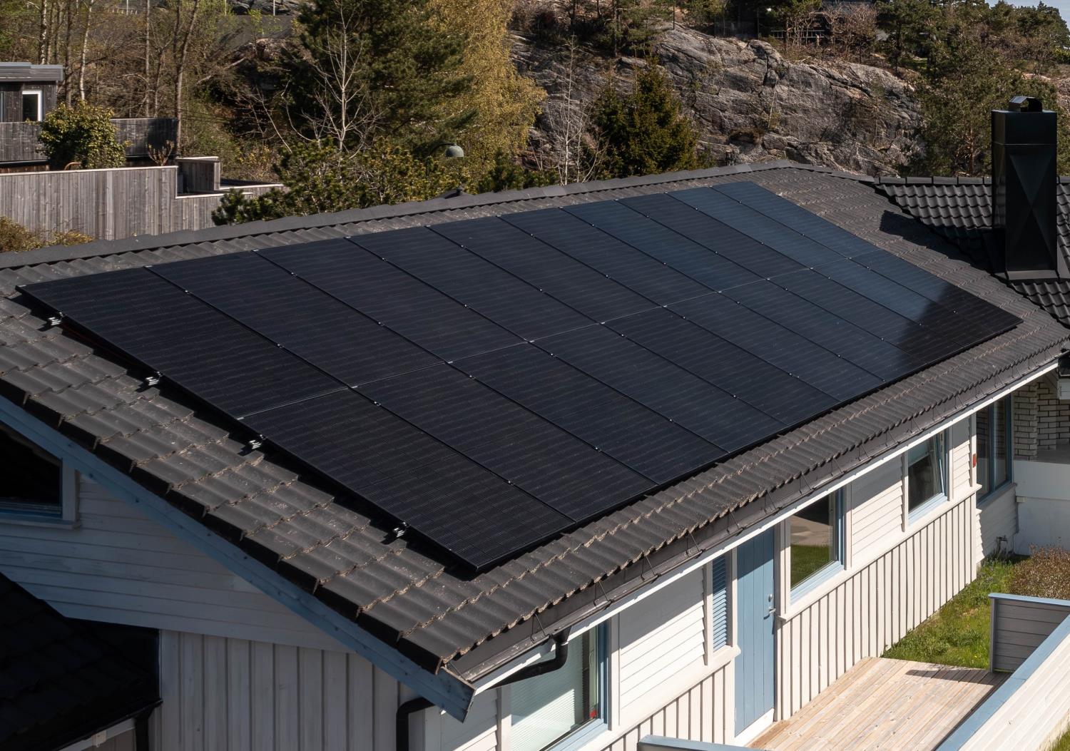 SKANBATT Solcelleanlegg OnGrid 4,1Kw 3-Fas - For tak med takstein