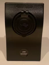 Usb med sikring innebygget i panel