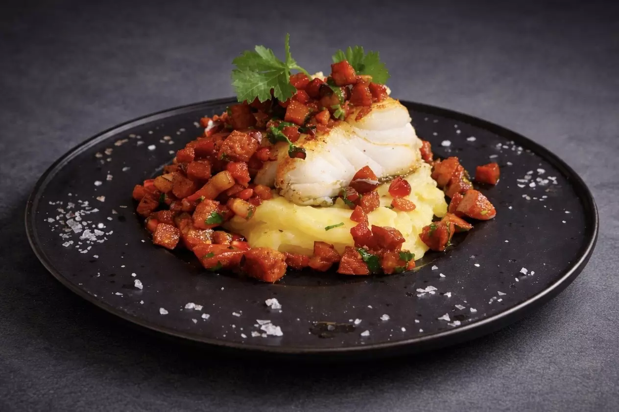 Skrei med chorizo & granateple