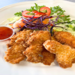 27. Innbakt kylling/kongereker 5 stk. Med saslat, ris og dip-saus.