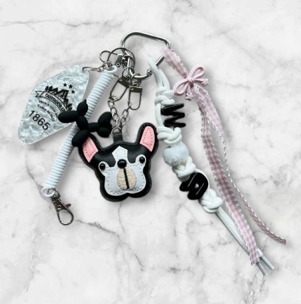 Veskepynt Hvit/Sort/Rosa - Hund