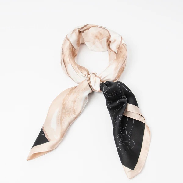 ROSENVINGE lite skjerf blomsterprint beige/svart