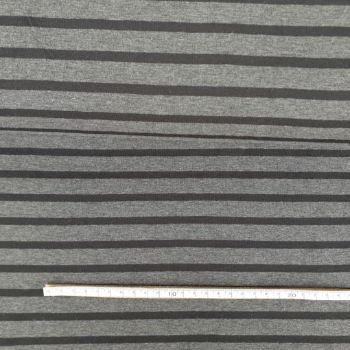 Striper i koksgrått og sort
