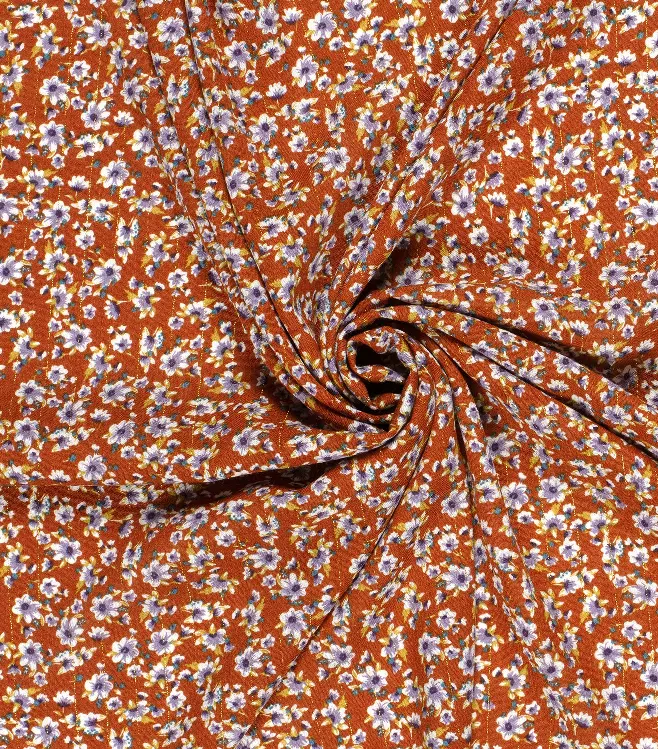 Viskose crepe - Borken mursteinsrød med blomster og gull