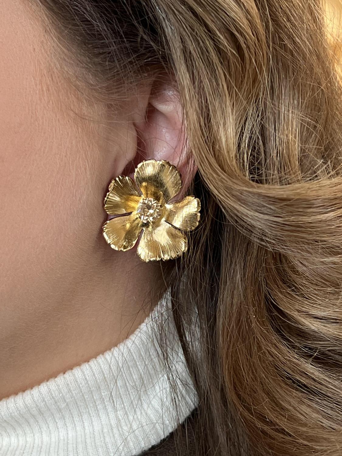 Anemone earrings beige