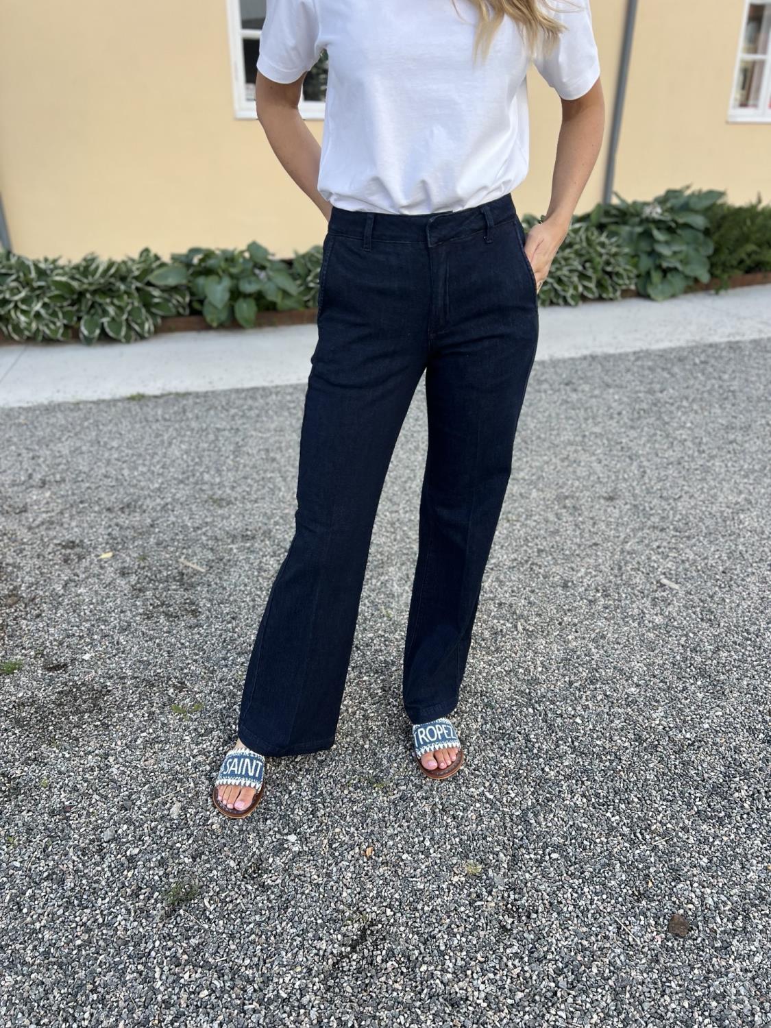 The Lara 115 pant dark blue