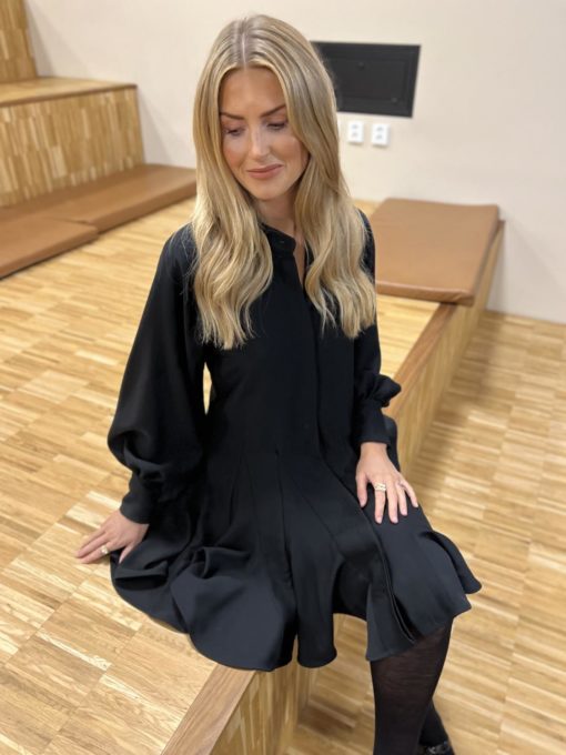 Dress black volangskjørt