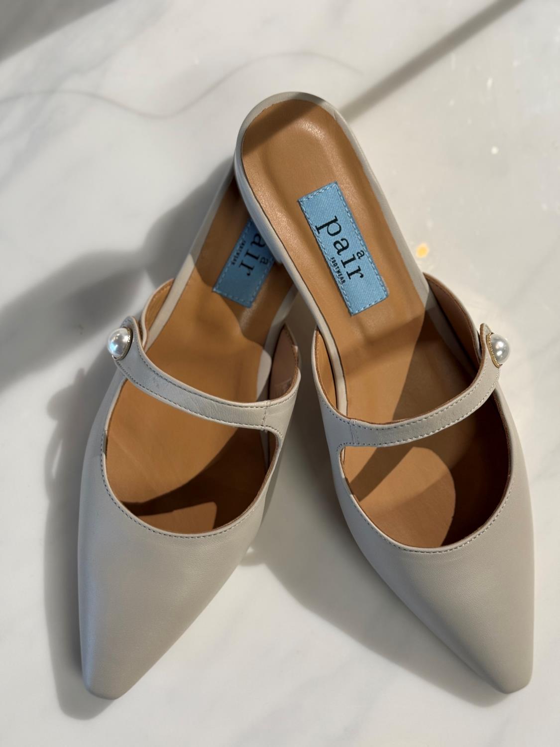 Pointed flat beige pearl