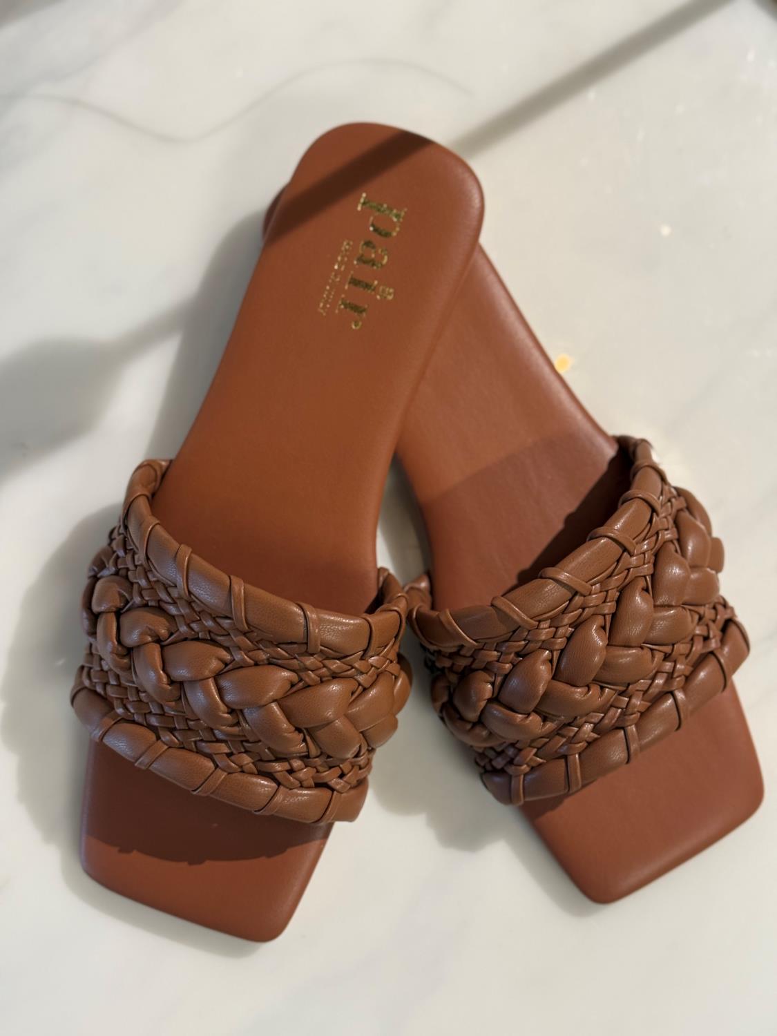 Sandal cognac braided