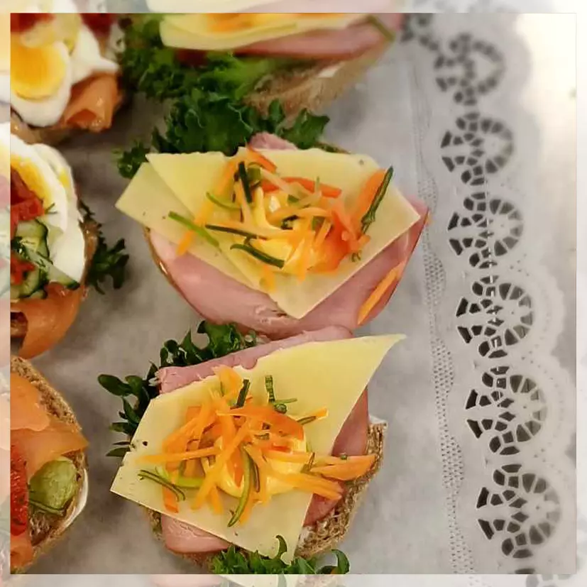 Rundstykke med ost og skinke