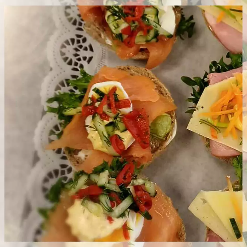 Rundstykke med røkt laks og eggerøre