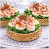 Rundstykke med reker og egg