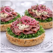 Rundstykke med roastbeef med peppermajones og syltet rødløk