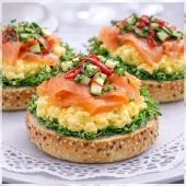 Rundstykke med røkt laks og eggerøre