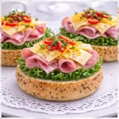 Rundstykke med ost og skinke