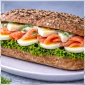 Ciabatta med røkt laks, egg og srirachamajones