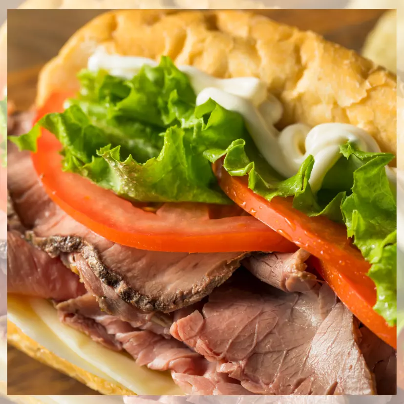 Sub baguette med roastbeef, peppermajones, syltet løk og agurk