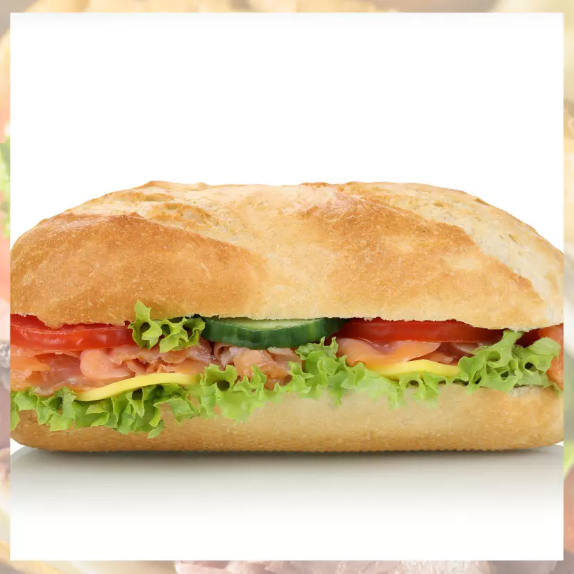 Sub baguette med laks, egg og srirachamajones