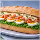 Sub baguette med laks, egg og srirachamajones