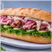 Sub baguette med roastbeef, peppermajones, syltet løk og agurk