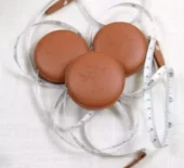 Rullemålebånd imitert skinn Whiskey