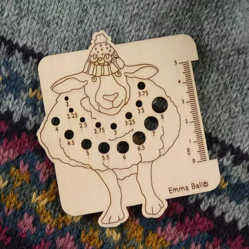 Emma Ball - Pinnemål - strikkepinnemål - Sau med lue