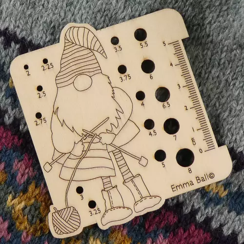 Emma Ball - Pinnemåler - strikkepinnemål - Gnom med strikketøy
