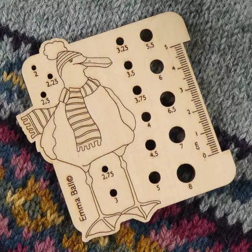 Emma Ball - Pinnemåler - strikkepinnemål - Måke med lue og skjerf