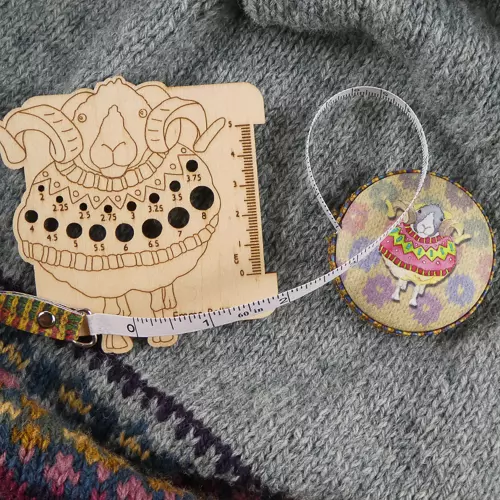 Emma Ball - Pinnemåler - strikkepinnemål - Sau med genser