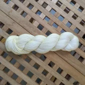 Ufarga - garn til håndfarging - 4ply sporbar ull fra britiske sauer - 100 gr - 425 m