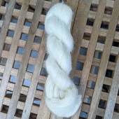 Ufarga - garn til håndfarging - Kid silk halo - 50 gr - 420 m