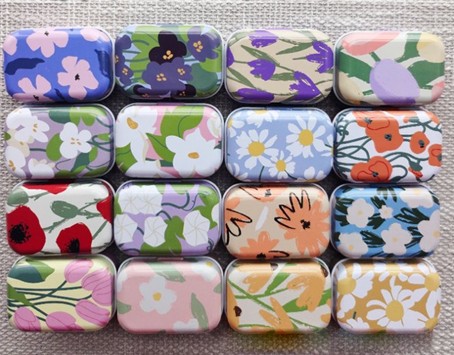 Mauds små metallbokser blomstereng