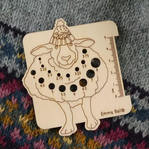 Pinnemåler Sau med lue Emma Ball