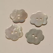 Perlemorsknapp blomst 17mm hvit