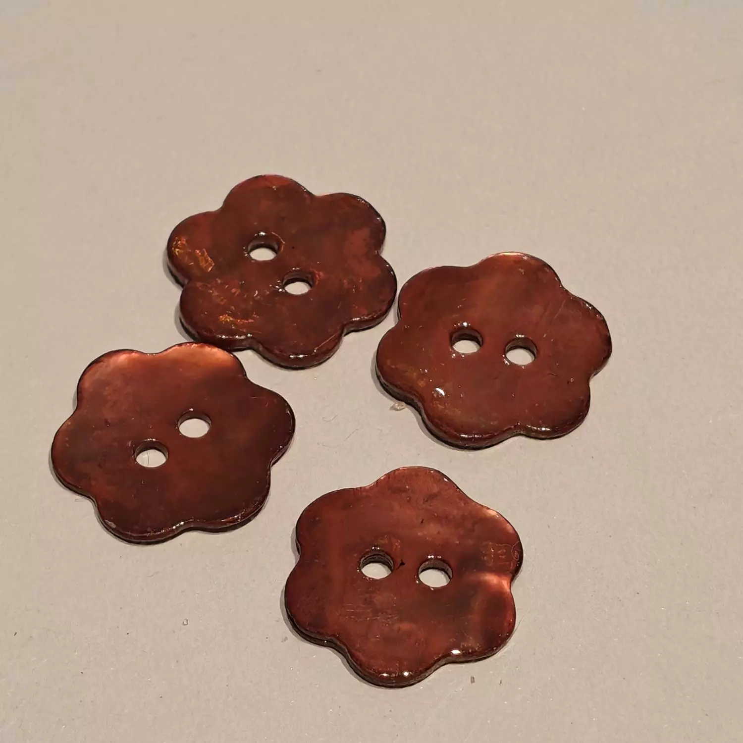 Perlemorsknapp blomst 17mm brun